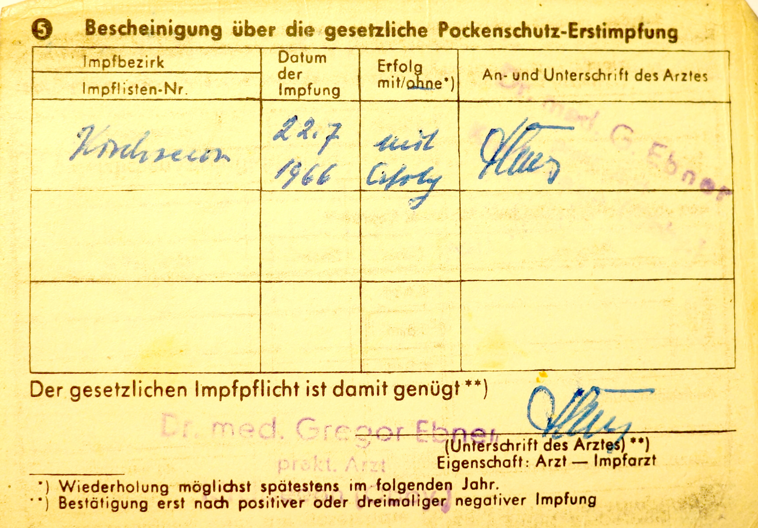 Impfpass mit Stempel "Dr. med. Gregor Ebner" und Unterschrift. Pockenimpfung vom 22.7.1966, Kirchseeon (Quelle: de.wikipedia.org)